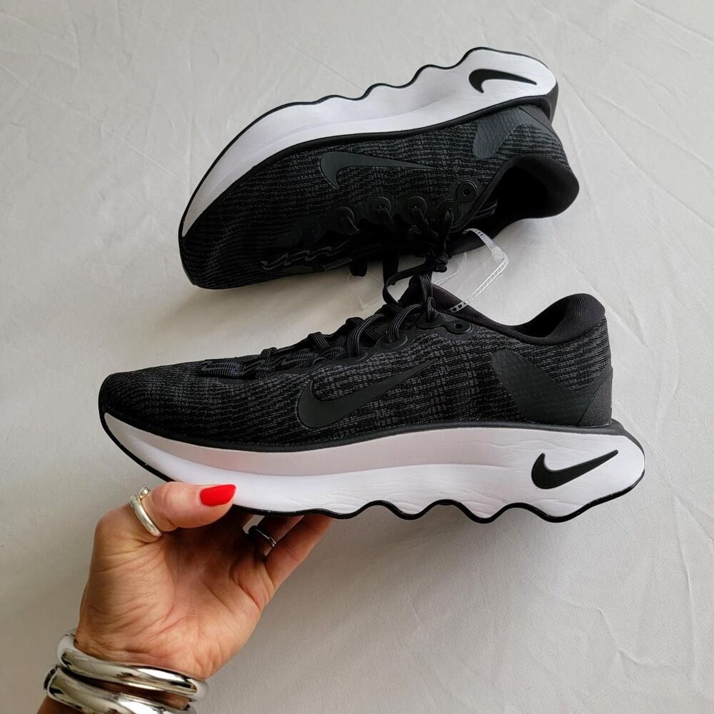 NEW NIKE MOTIVA WOMEN'S ATHLETIC SHOES IN SIZE 9